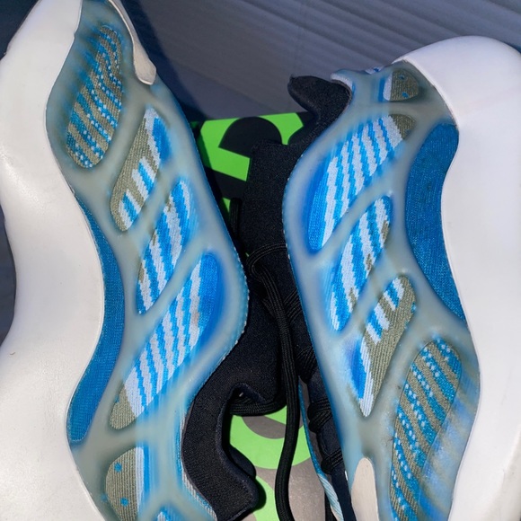 Size 9 - adidas Yeezy 700 V3 Arzareth 2020